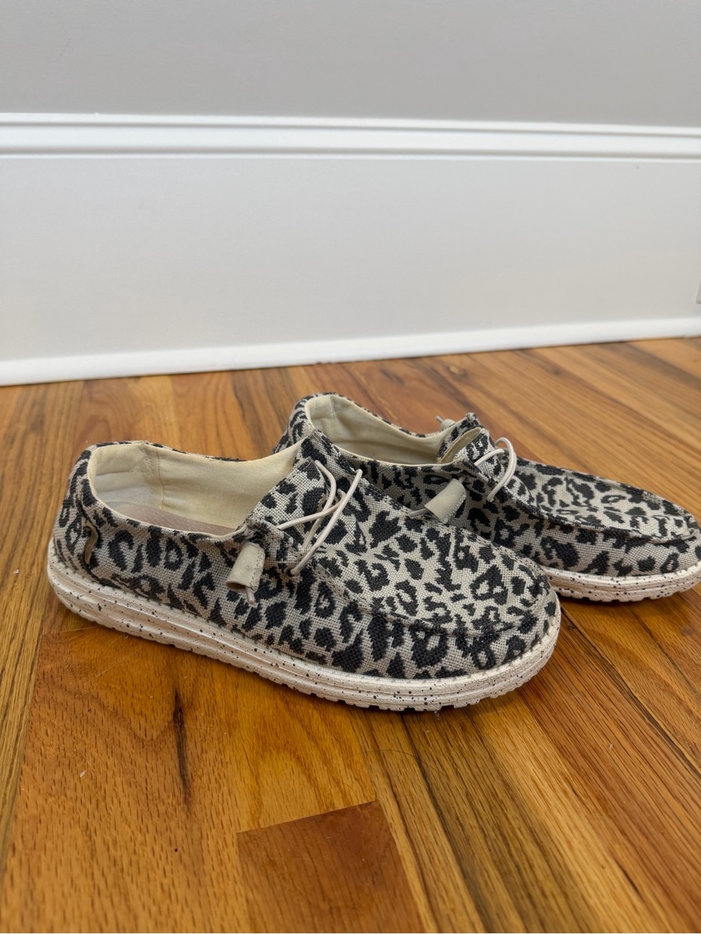HEYDUDE Wendy Leopard Print Slip-On Shoes | Women’s Size 9 🖤🤍